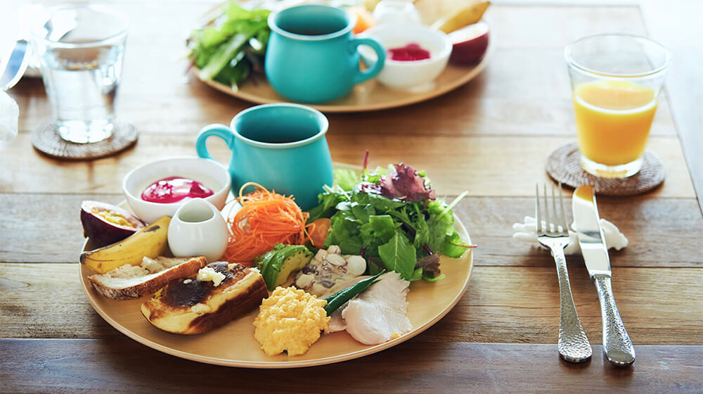 地元産の野菜などを中心としたヘルシーな食材を用いた朝食。窓からの海の眺めもごちそうの一部