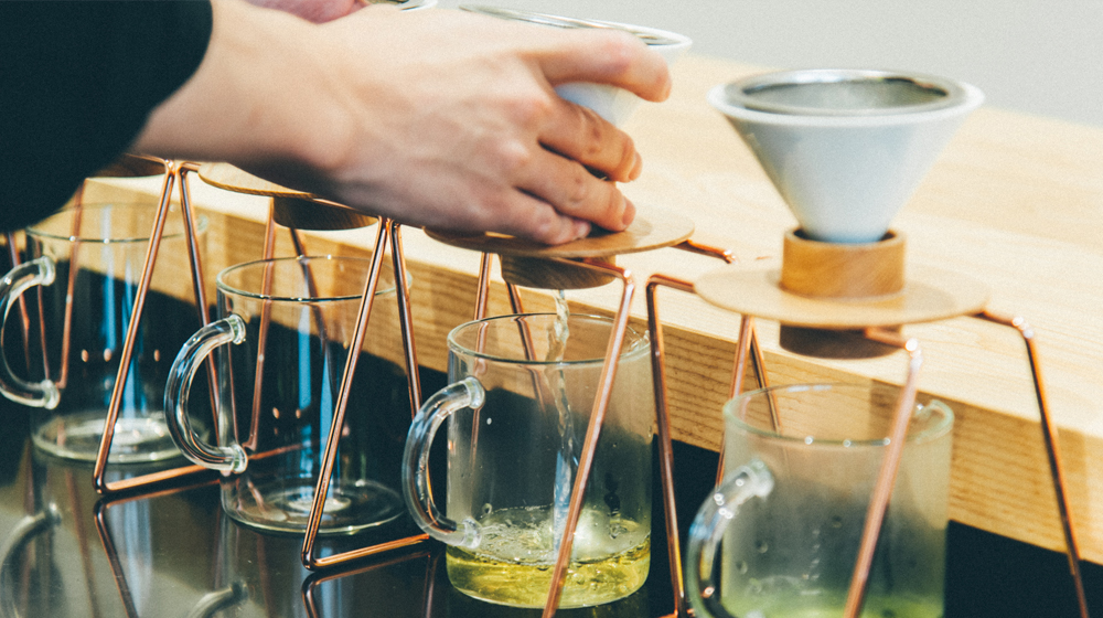 日本茶専用ドリッパー「GREEN DRIPPER」。銅と白木の組み合わせがモダンな印象を醸している