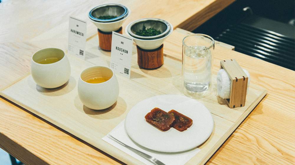 メニューは煎茶2種飲み比べセット + お茶菓子。煎茶は3煎まで味わうことができる。税込1,300円