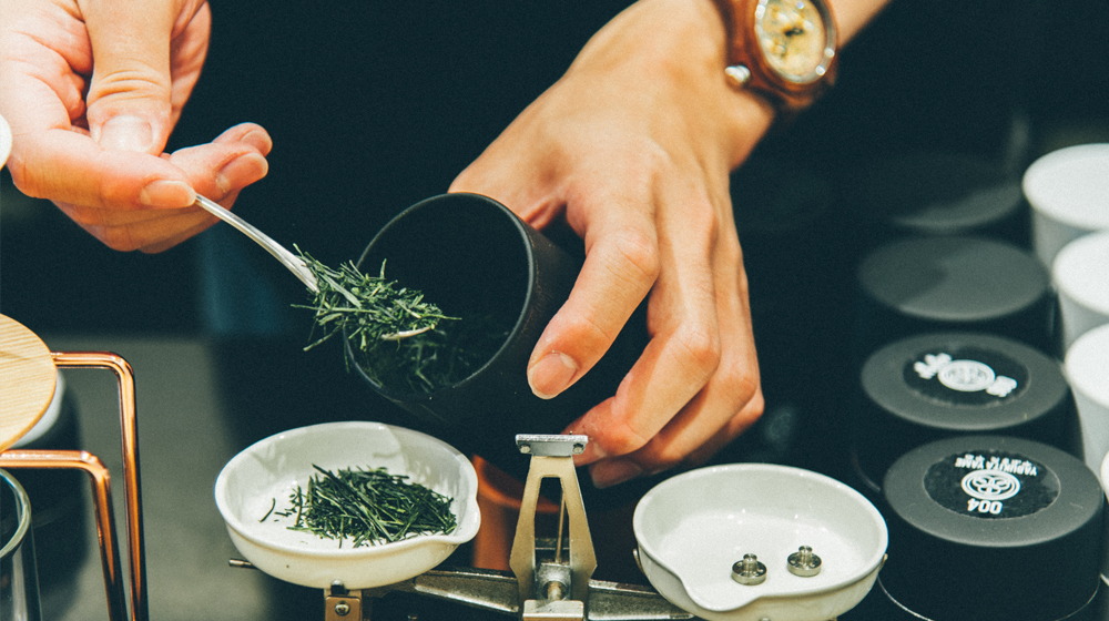 カウンター席ではお茶を味わえるだけでなく、それまでのプロセスを目の前で確かめることができる