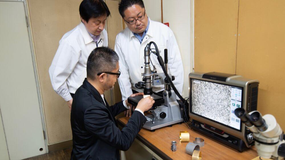 町工場の技術者たちと試作を繰り返し、世の中にないものを追求し続けている