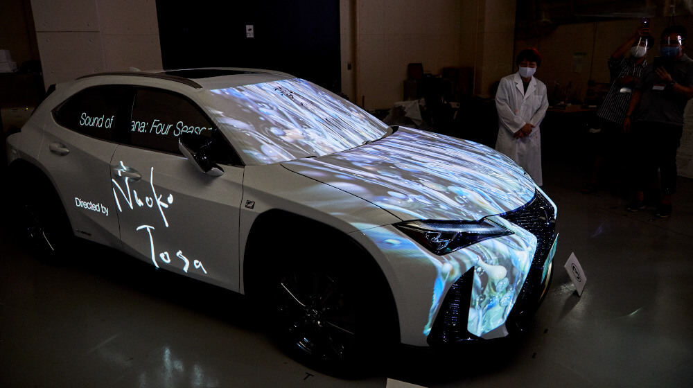 京都大学の土佐研究室にてLEXUS UX250hのプロジェクションマッピングを実演する土佐氏