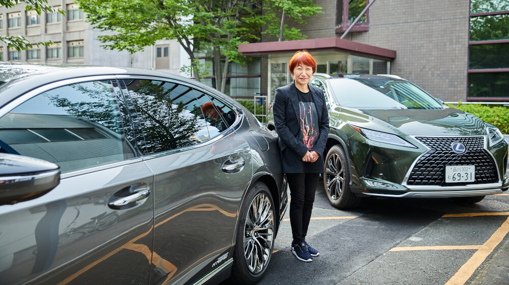 京都大学大学院総合生存学館特定教授の土佐尚子氏。京都大学のキャンパスにて