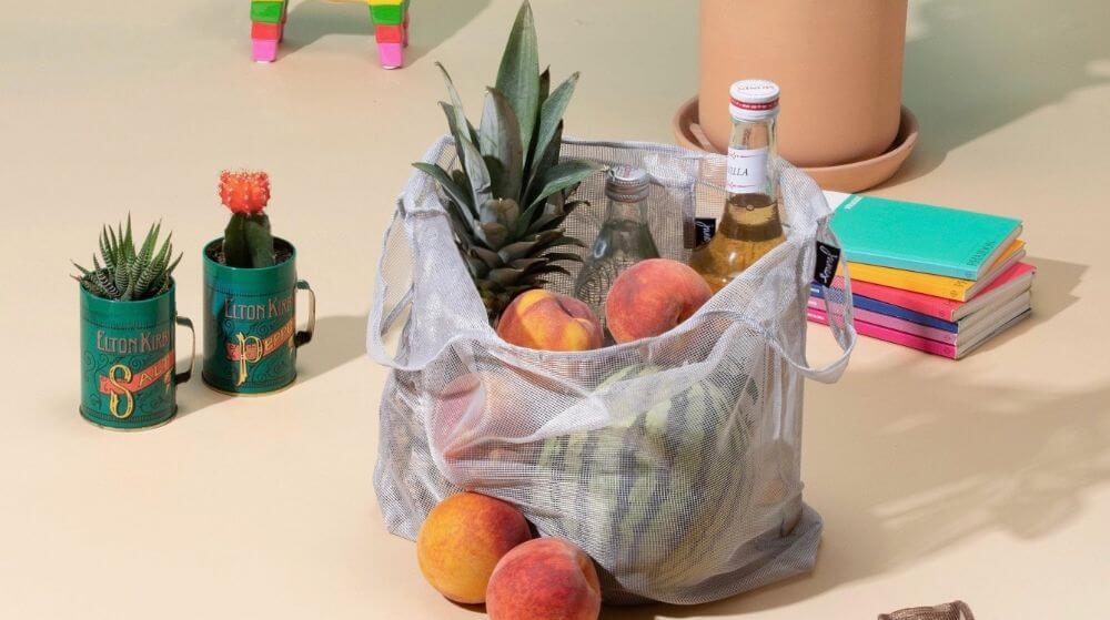 間口が広く、荷物の出し入れもノンストレス。便利な内ポケット付き