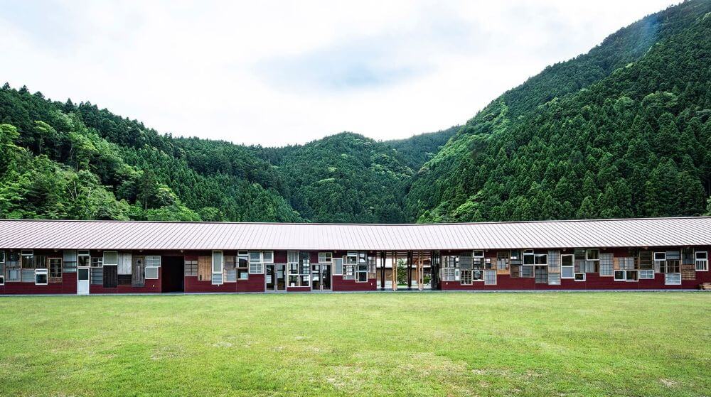 壁面は、本来は廃棄されていた上勝町の古民家の建具約700枚で構成。町のシンボルにふさわしいあしらいだ