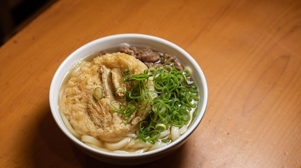 因幡うどんの人気メニューである肉ごぼう天うどん