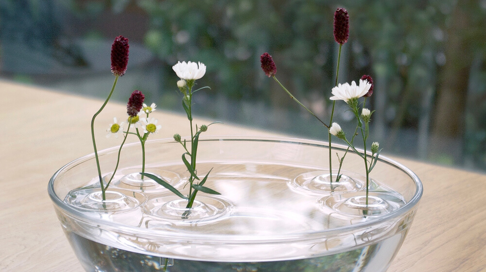Floating Vase / RIPPLEをたくさん浮かべて窓辺に置くと、そよ風に揺られて動く波紋が美しい