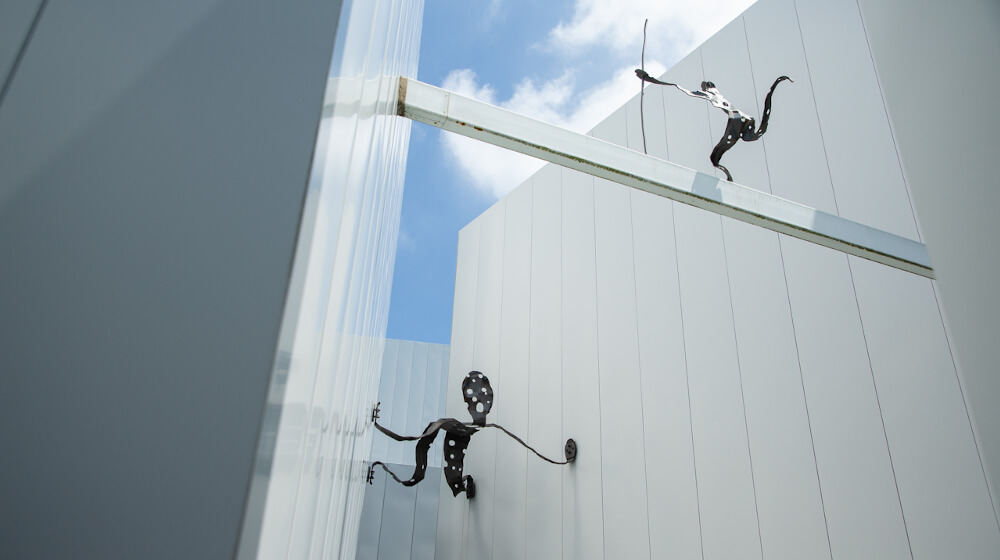 Lexus 絵が一枚も展示されていないユニークな美術館 十和田市現代美術館 Visionary