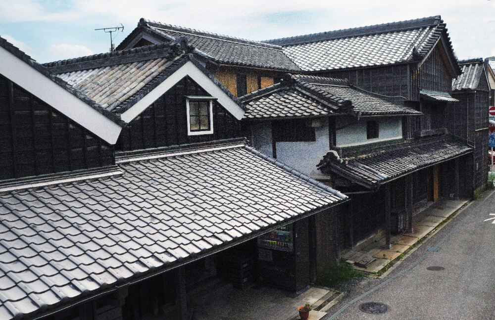 河崎の商家の家並みは黒々として威厳を放っている