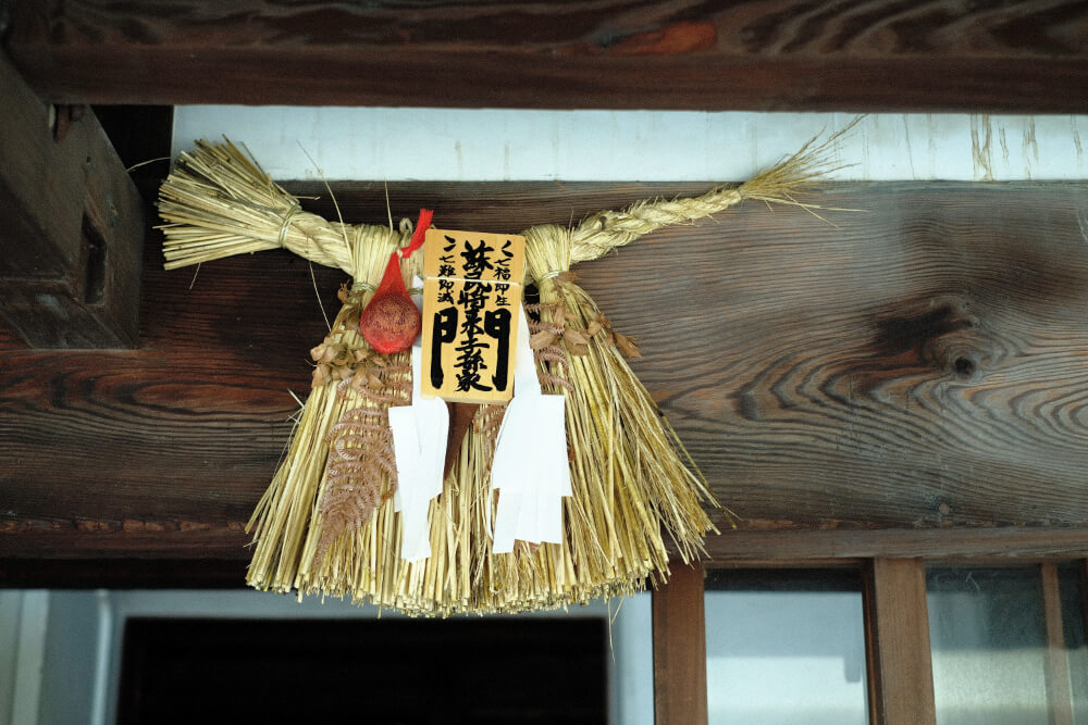 一年中家々の玄関を飾るしめ縄