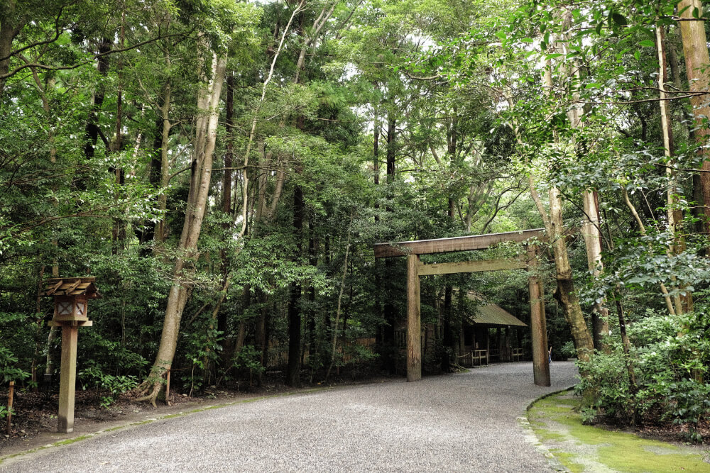外宮への入り口。木々に見守られるようにして中へ進む