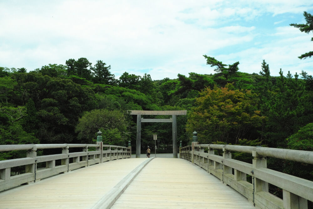右側通行で宇治橋を渡る
