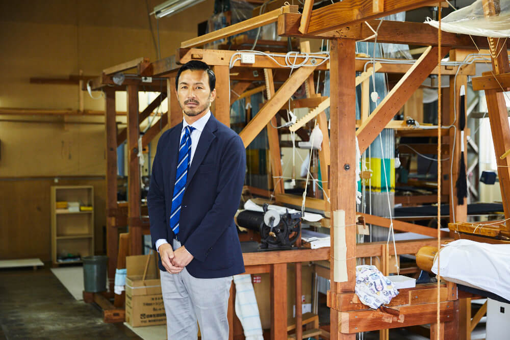工房にて。20台ある手織り機は楠氏が建設業で培った技術を活かしてカスタマイズしている