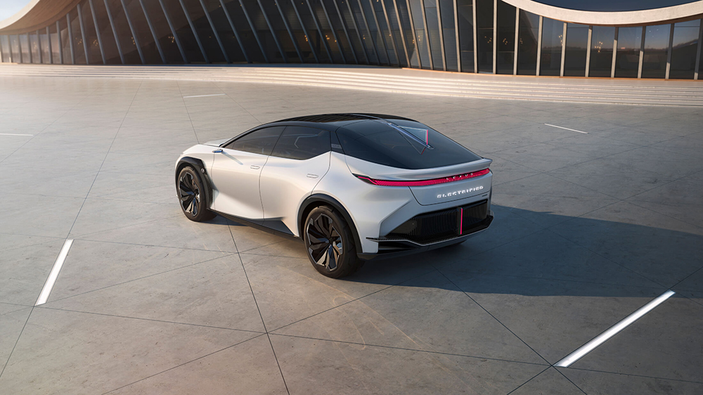 リアは、横一文字のリアコンビネーションランプにLEXUSロゴを配したデザインが印象的だ