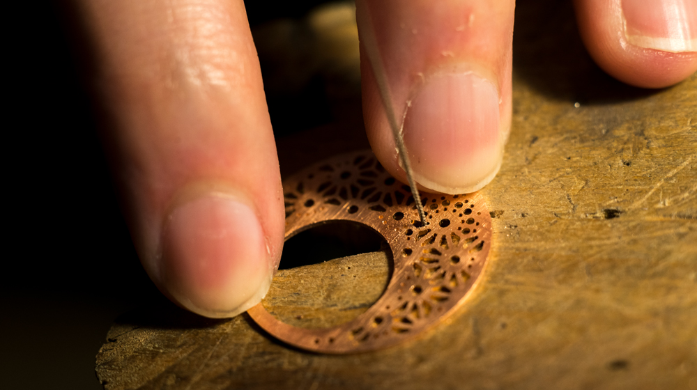 転写通りにドリルで一つ一つ、素材に穴を開け、さらに糸ノコで穴の間の金属を切り落としていく