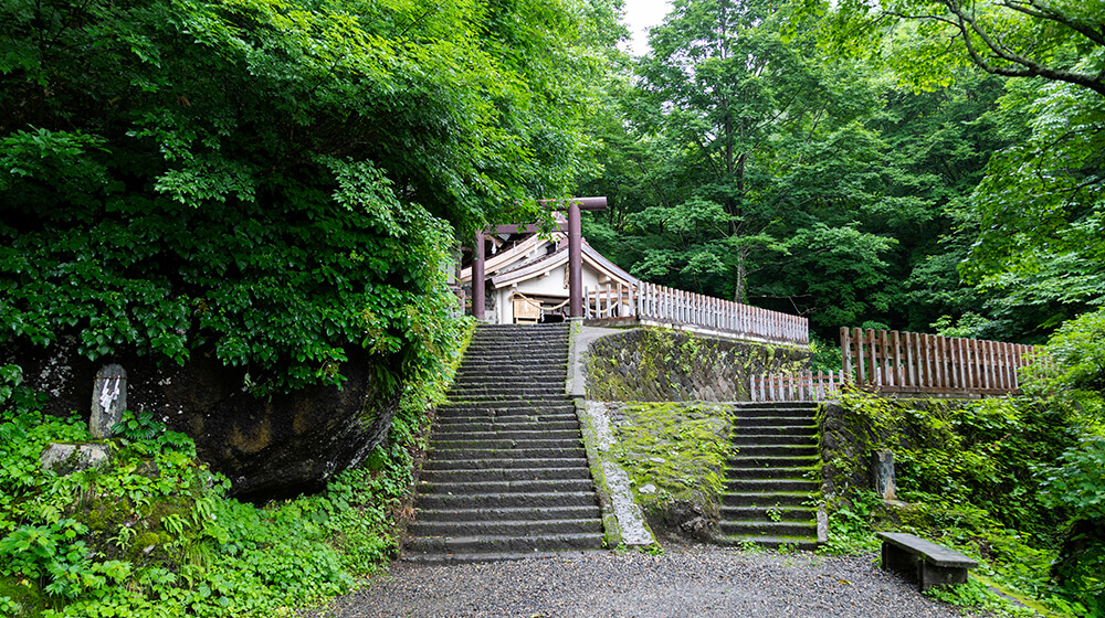 戸隠神社の奥社。手前には九頭龍神社がある。ここの御神籤は神主が祝詞を上げて授与してくれる