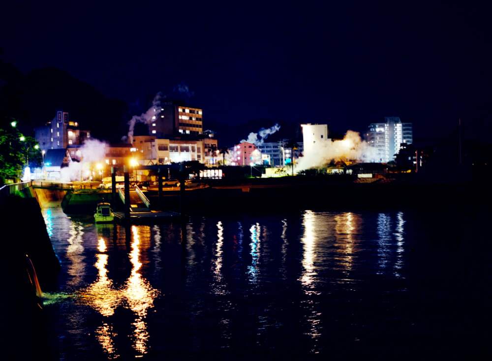夜も絶え間なく立ち上る湯煙が町明かりと溶け合う