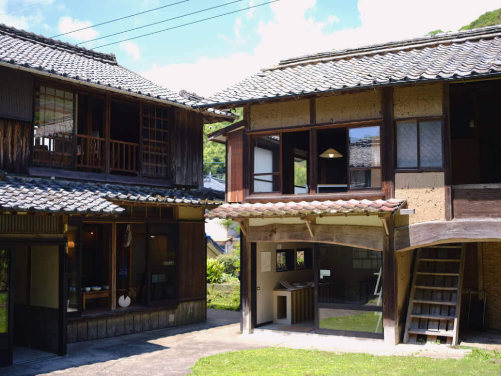 刈水庵の中庭から。2棟の建物にショップ、カフェ、展示スペース、スタジオがある