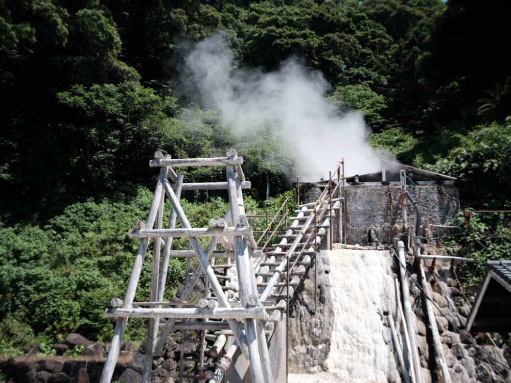 源泉から立ち上る湯煙