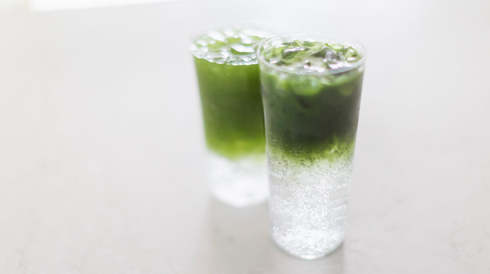 抹茶と炭酸水の組み合わせ。見ているだけで爽やかな気分になれる