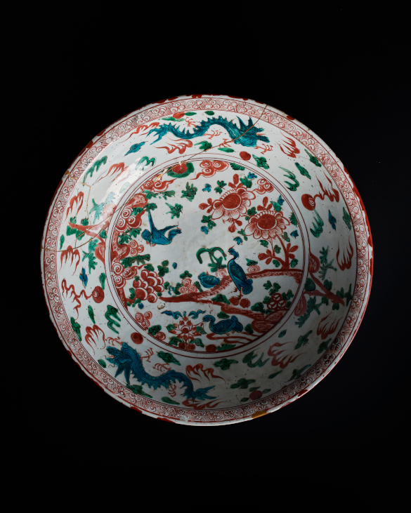 趣味として古今東西の骨董品を収集している中村孝則氏。本コラムでは、400年ほど前に中国でつくられていた陶磁器「呉須赤絵」の大皿についてつづる。