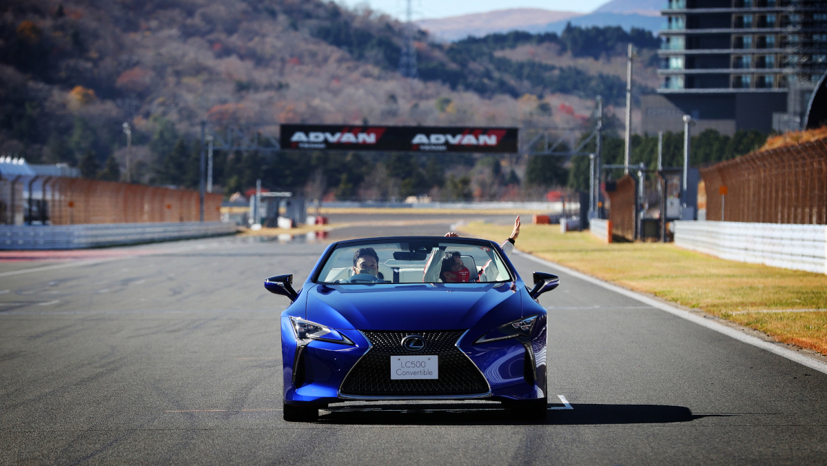中嶋一貴選手(左)と星野一樹選手(右)がLEXUS LCコンバーチブルで登場