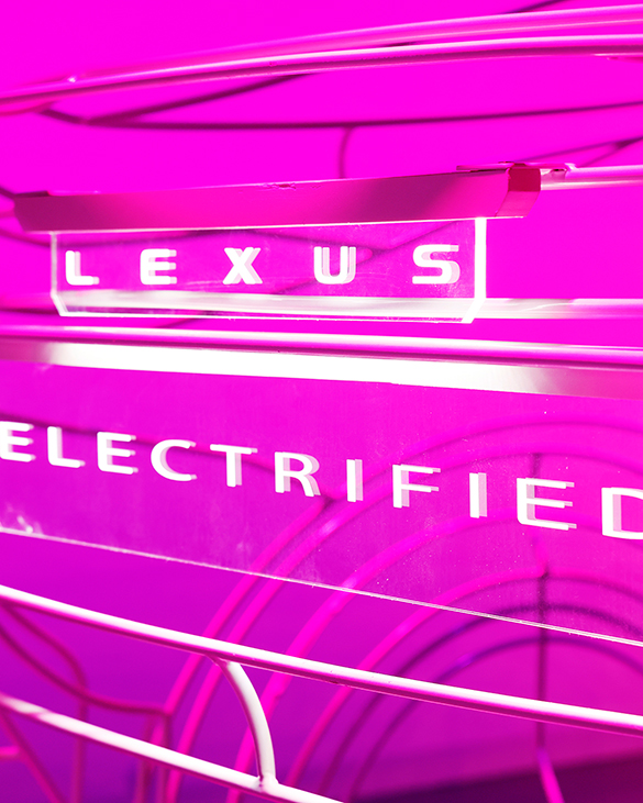 LEXUSは12月1日から12月5日まで、北米フロリダ州のマイアミビーチコンベンションセンターおよびオンラインで開催されたデザインマイアミ2021において、次世代LEXUSを象徴するBEVコンセプトカー「LF-Z Electrified Concept」にインスパイアされたインスタレーション「ON /」を発表した。