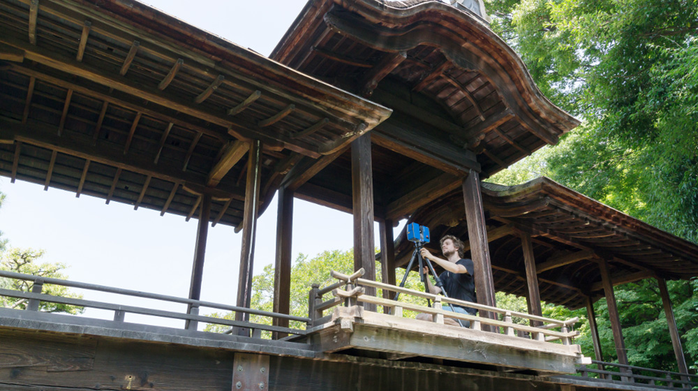 東本願寺の渉成園にて、3Dレーザースキャナーで計測するETHの研究者マティアス・ヴォルマー氏