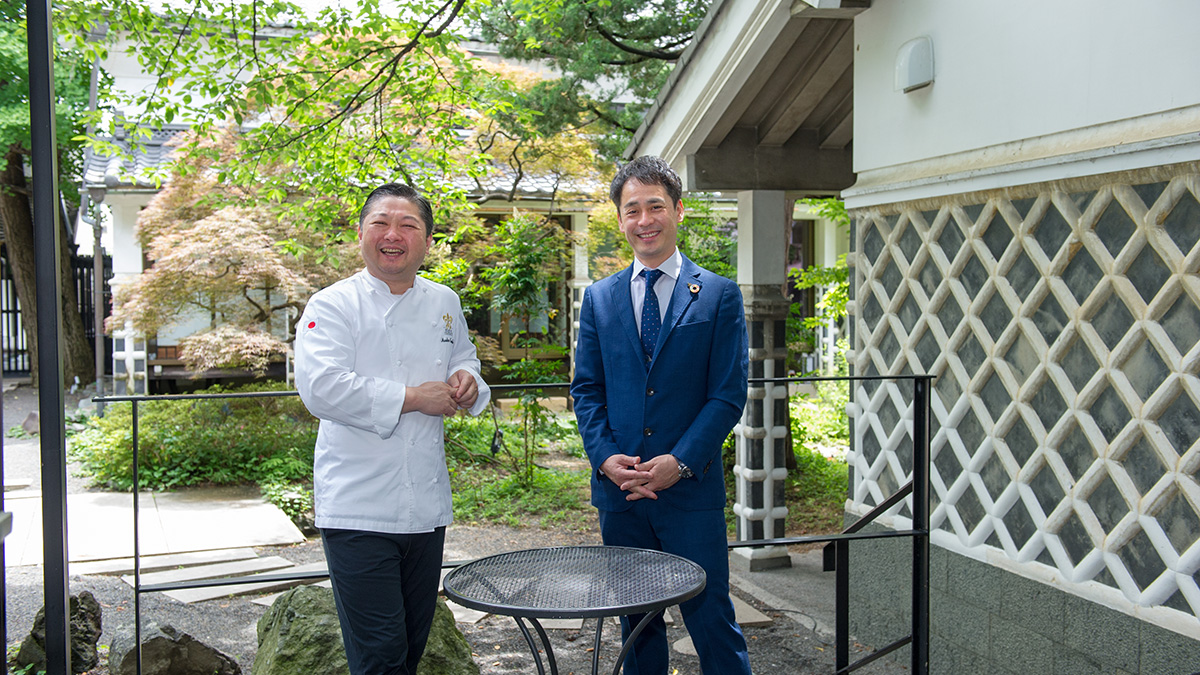 支配人を務める金井氏(右)と田邉シェフ