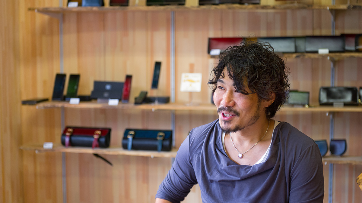 漆塗りがもつファッションやアートの可能性を引き出す岩原氏