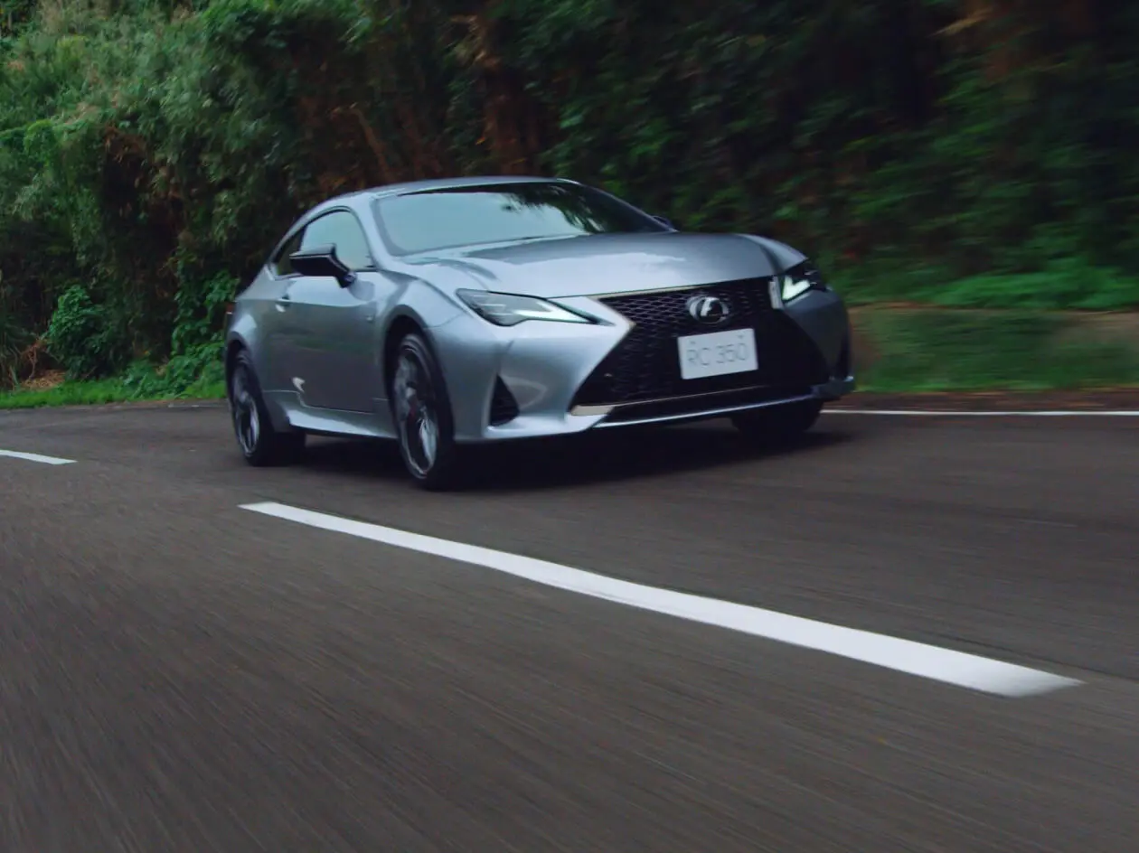 レクサスRC レクサス AVC10 RC300h RC-F仕様 ボディーキット取付 | 既製品で